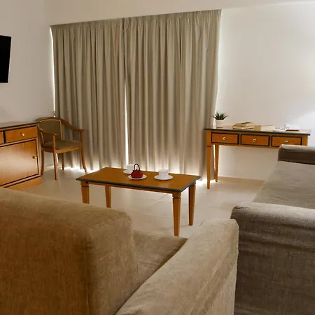 Pyr Aparthotel