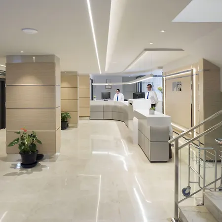 Pyr Aparthotel