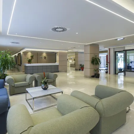 Pyr Aparthotel 3*