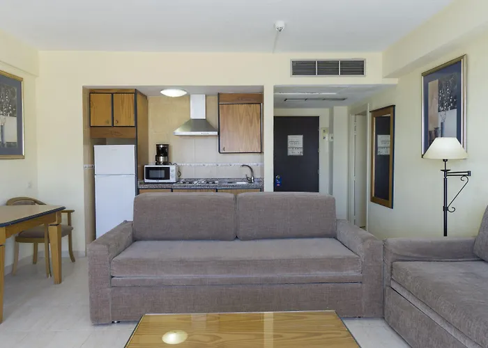 מלון דירות Pyr 3*