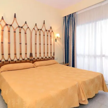 Pyr Aparthotel 3*